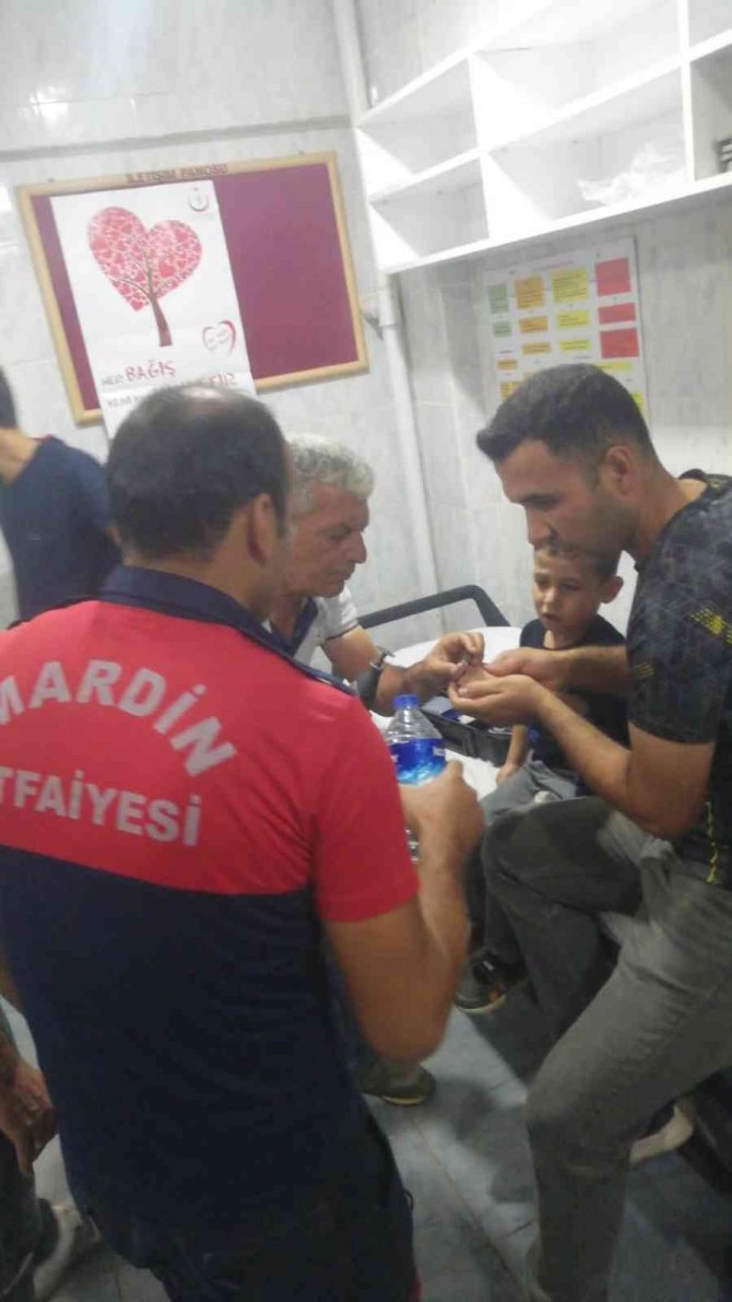 Parmağı demir kapağa sıkışan çocuk gözyaşları arasında kurtarıldı