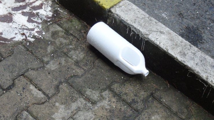 Şişli'de yoldan geçenlerin üstüne kezzap döktü