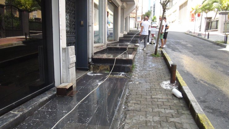 Şişli'de yoldan geçenlerin üstüne kezzap döktü