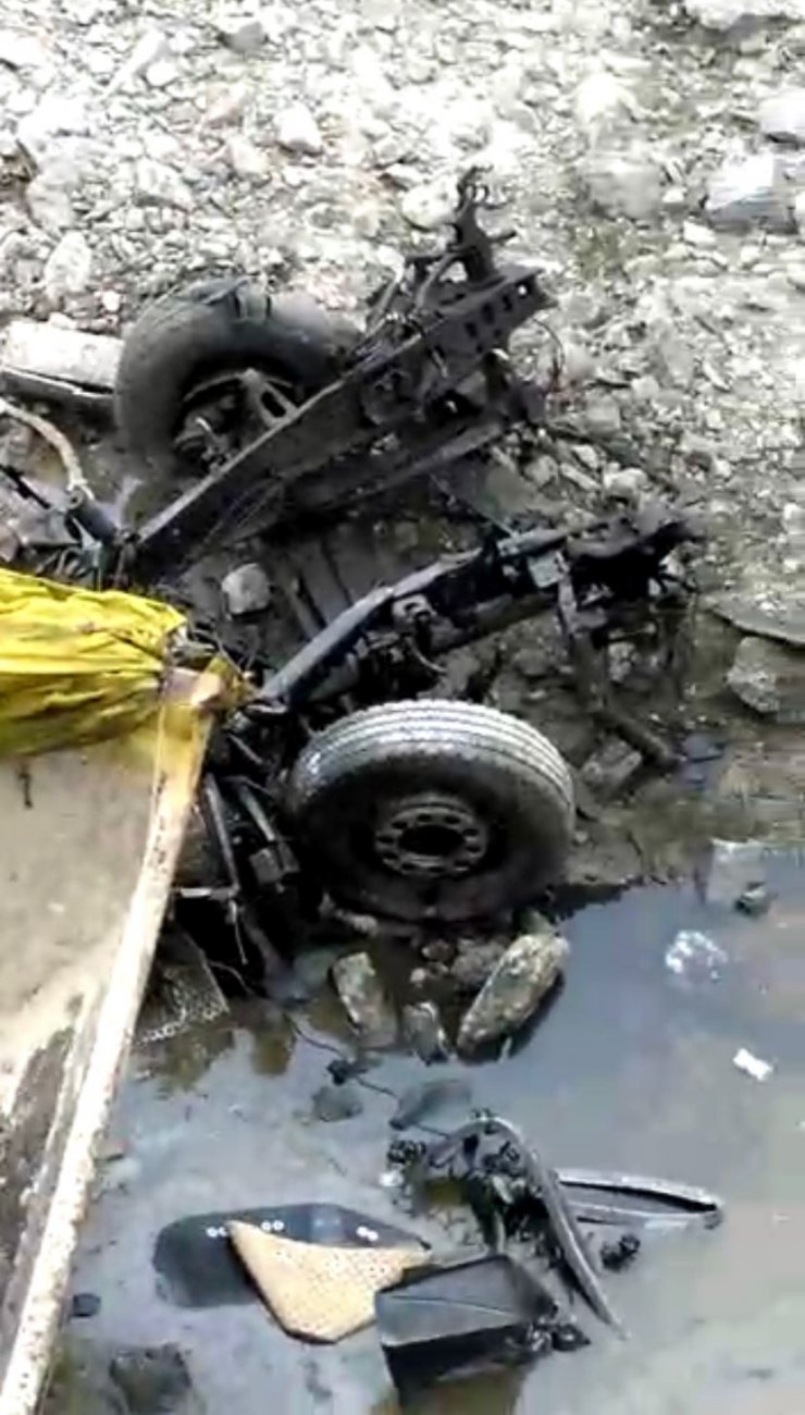 Sultangazi'de TIR dereye düştü