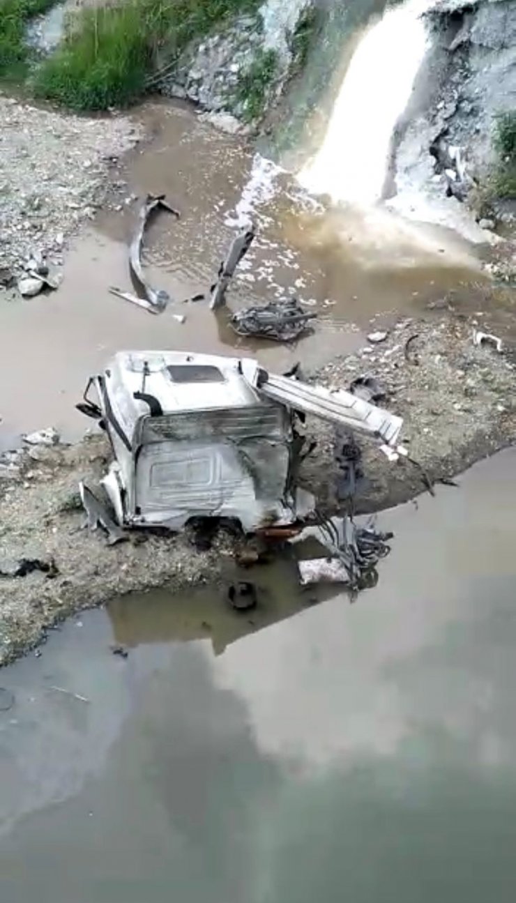 Sultangazi'de TIR dereye düştü