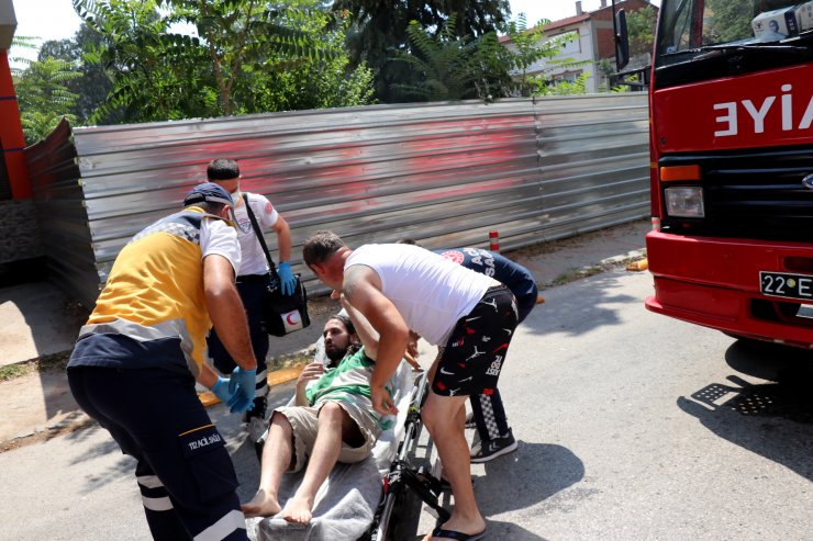 Yangında alevlerin arasında kalan genç, son anda kurtarıldı