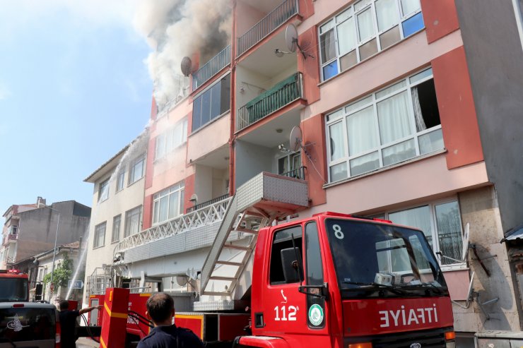 Yangında alevlerin arasında kalan genç, son anda kurtarıldı