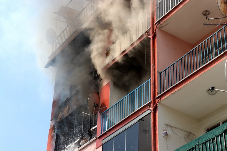 Yangında alevlerin arasında kalan genç, son anda kurtarıldı