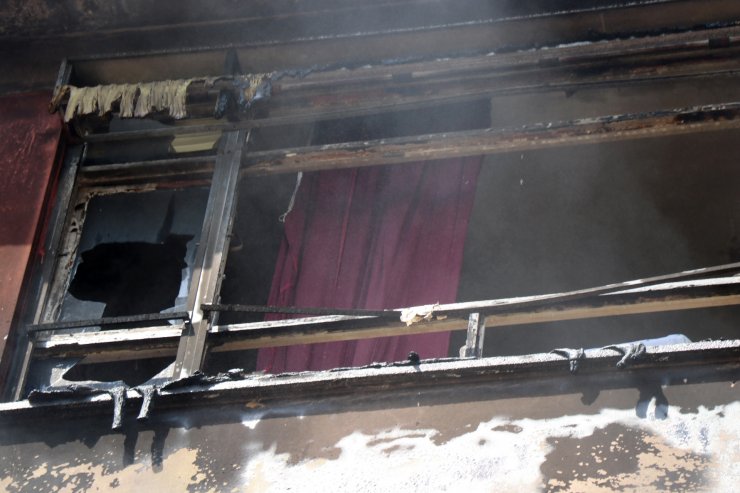 Yangında alevlerin arasında kalan genç, son anda kurtarıldı