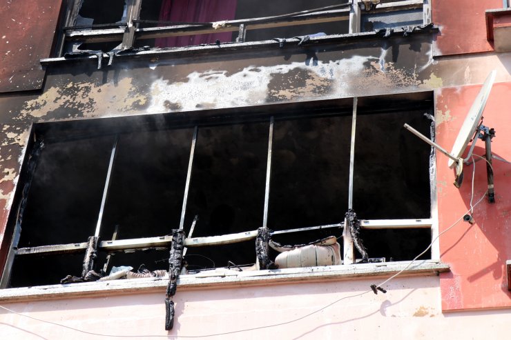 Yangında alevlerin arasında kalan genç, son anda kurtarıldı