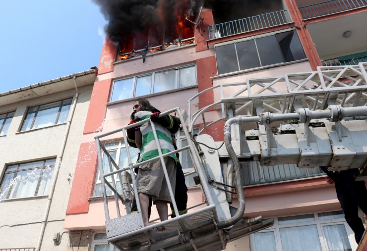 Yangında alevlerin arasında kalan genç, son anda kurtarıldı
