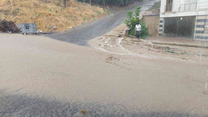 Yazın ortasında şiddetli yağış: Sokaklar dereye dönüştü