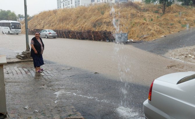 Yazın ortasında şiddetli yağış: Sokaklar dereye dönüştü