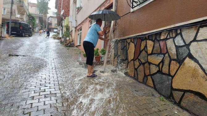 Yazın ortasında şiddetli yağış: Sokaklar dereye dönüştü
