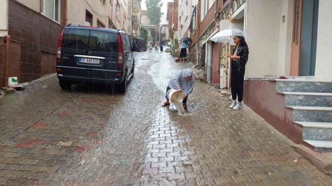 Yazın ortasında şiddetli yağış: Sokaklar dereye dönüştü