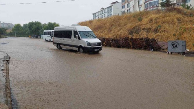 Yazın ortasında şiddetli yağış: Sokaklar dereye dönüştü