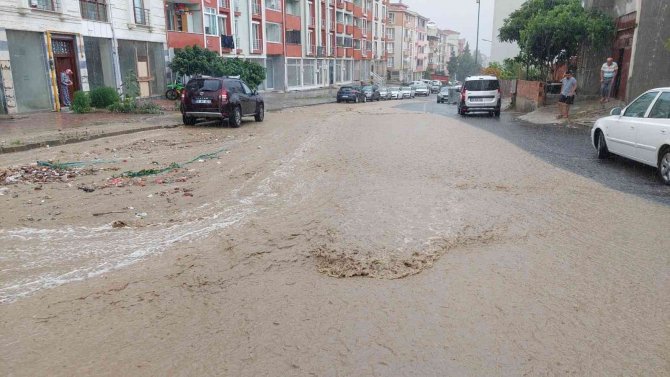 Yazın ortasında şiddetli yağış: Sokaklar dereye dönüştü