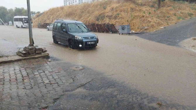 Yazın ortasında şiddetli yağış: Sokaklar dereye dönüştü