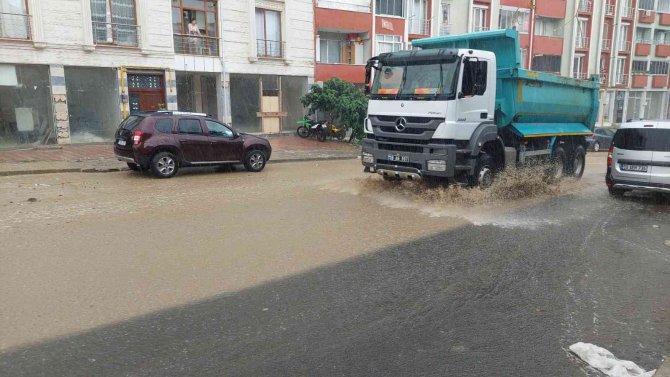 Yazın ortasında şiddetli yağış: Sokaklar dereye dönüştü