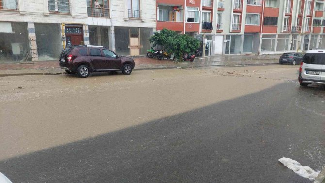Yazın ortasında şiddetli yağış: Sokaklar dereye dönüştü
