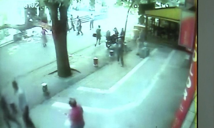 10 metrelik ağaç dalı, nüfus müdürlüğüne devrildi; o anlar kamerada