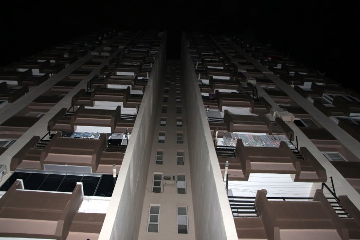 14'üncü kattan beton zemine düşüp, ağır yaralandı