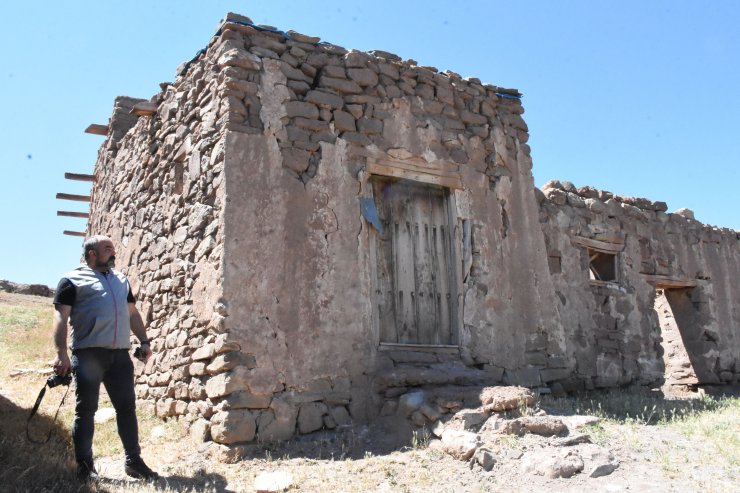 42 yıl önce terk edilen 'gizemli köy'de defineci talanı