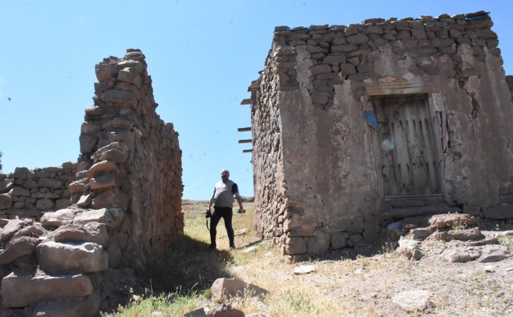 42 yıl önce terk edilen 'gizemli köy'de defineci talanı