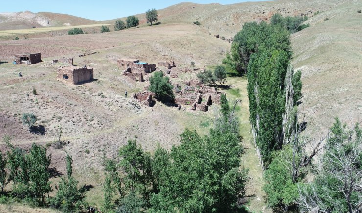 42 yıl önce terk edilen 'gizemli köy'de defineci talanı