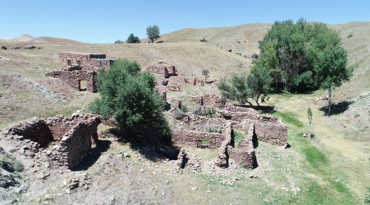 42 yıl önce terk edilen 'gizemli köy'de defineci talanı