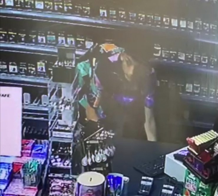 Akaryakıt istasyonu marketinden para hırsızlığı kamerada