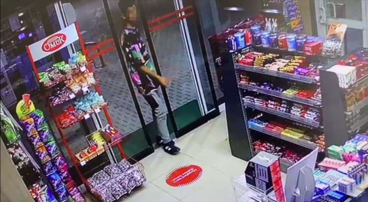 Akaryakıt istasyonu marketinden para hırsızlığı kamerada