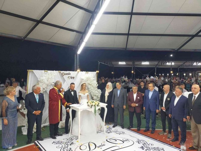 Bakan Dönmez, nkâh şahitliği yaptı