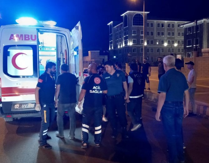 Çalışma yapılan yolda motosiklet devrildi: 2 yaralı