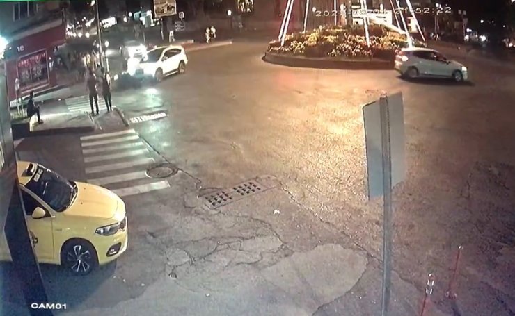 Ciple çarpışan motosikletlinin yaralandığı kaza kamerada