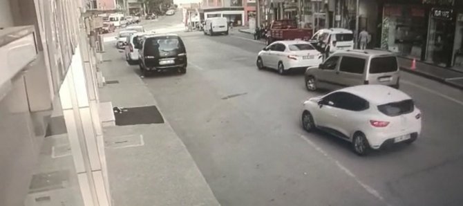 Dur ihtarına uymadı, araçla polise çarpıp kaçtı