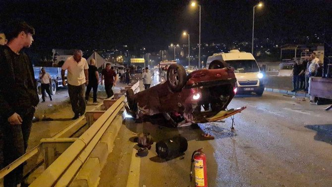 Elektrik direğine çarpan araç takla attı