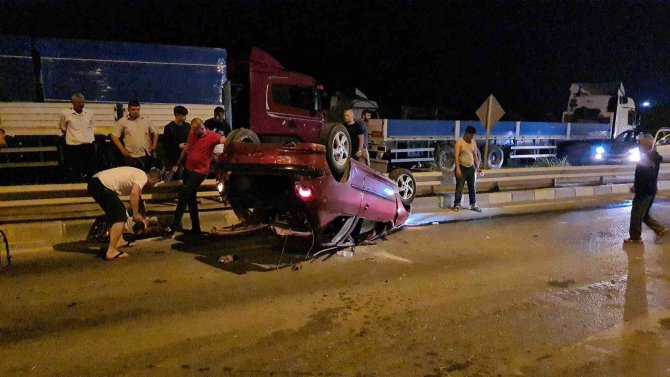 Elektrik direğine çarpan araç takla attı