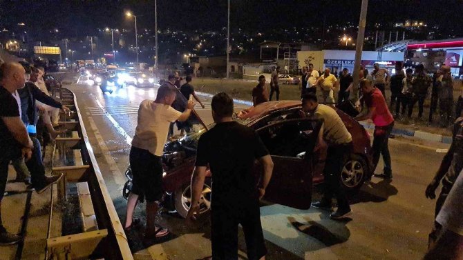 Elektrik direğine çarpan araç takla attı