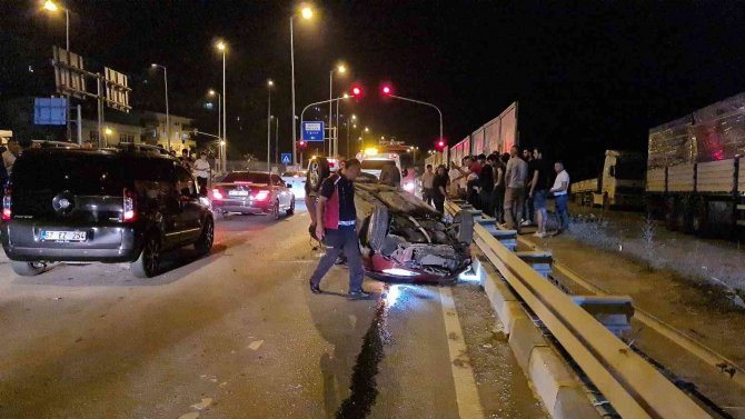 Elektrik direğine çarpan araç takla attı