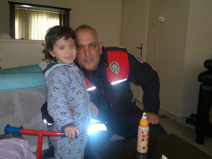 Emekli polis memuru evinde ölü bulundu