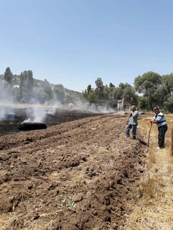 İtfaiye ile mahalleli yangını birlikte söndürdü