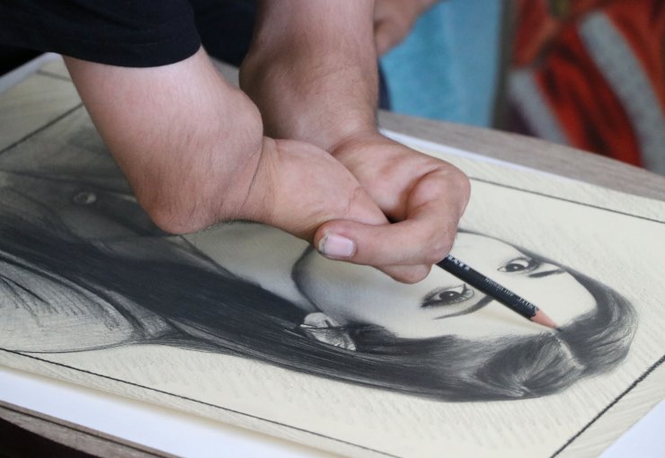 Kara kalem resimleriyle engelleri aştı; siparişleri yetiştiremiyor