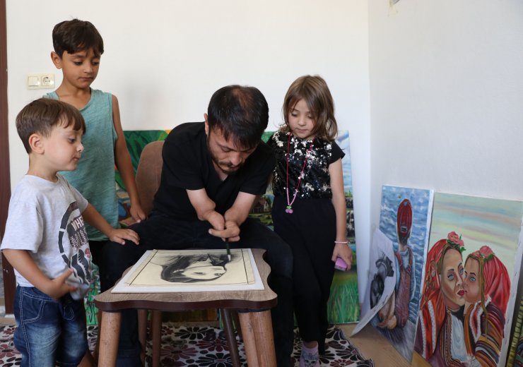 Kara kalem resimleriyle engelleri aştı; siparişleri yetiştiremiyor