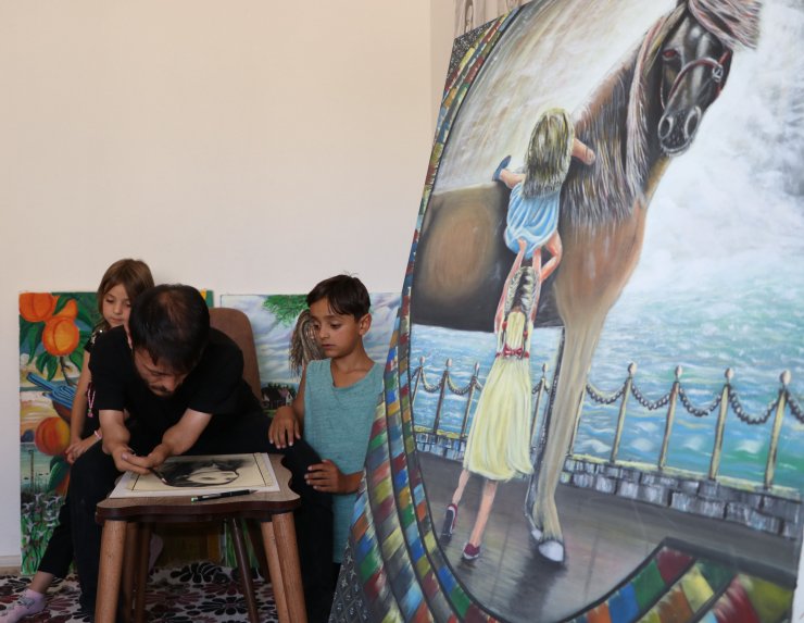 Kara kalem resimleriyle engelleri aştı; siparişleri yetiştiremiyor