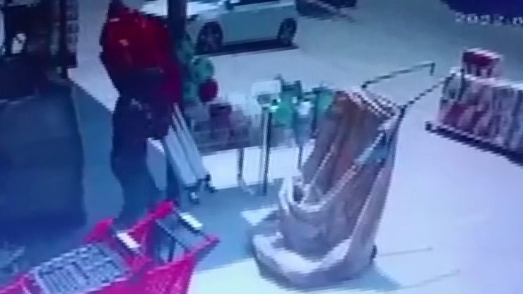Kartal'da çekçekli arabayla şemsiye hırsızlığı kamerada