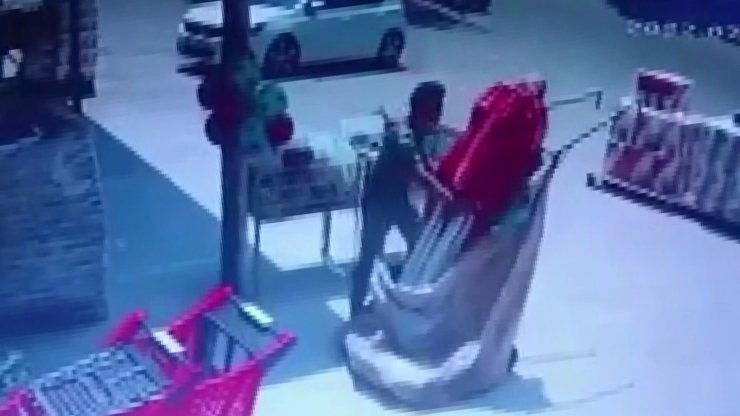 Kartal'da çekçekli arabayla şemsiye hırsızlığı kamerada