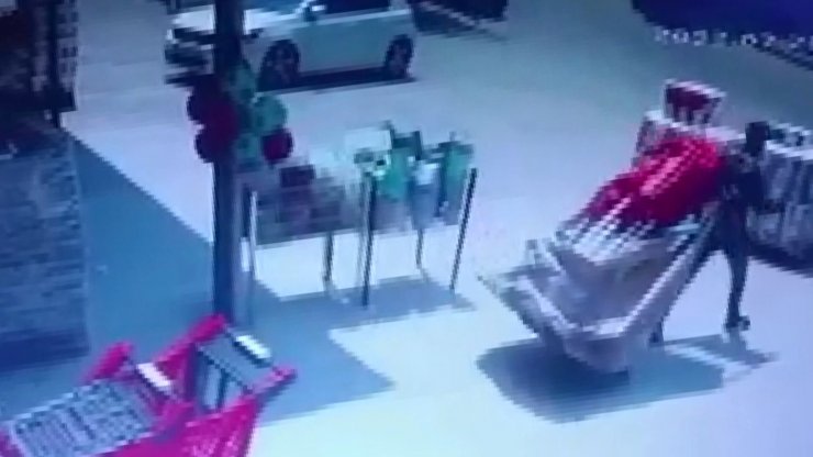 Kartal'da çekçekli arabayla şemsiye hırsızlığı kamerada