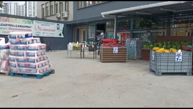 Kartal'da çekçekli arabayla şemsiye hırsızlığı kamerada