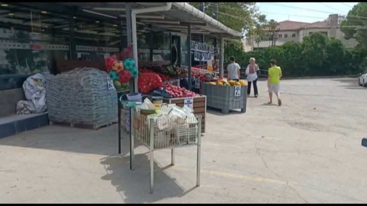 Kartal'da çekçekli arabayla şemsiye hırsızlığı kamerada