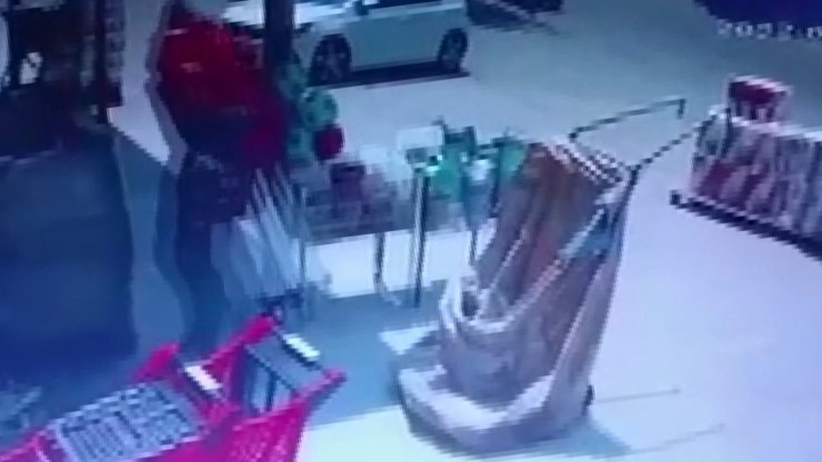 Kartal'da çekçekli arabayla şemsiye hırsızlığı kamerada