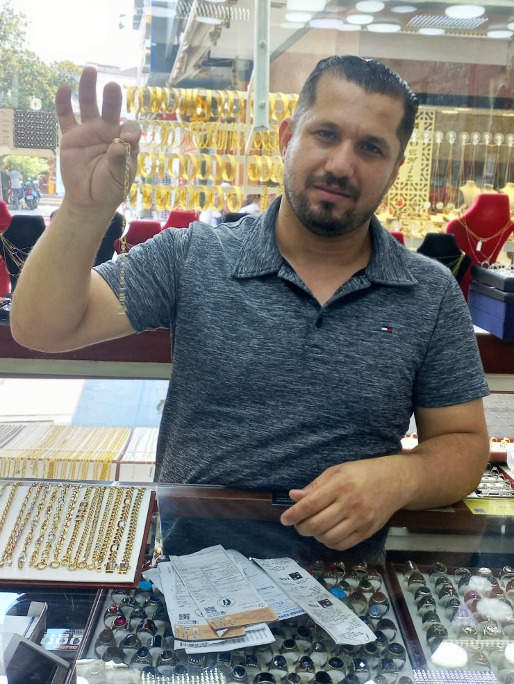 Macaristanlı çiftin altın bileklik hırsızlığı kamerada