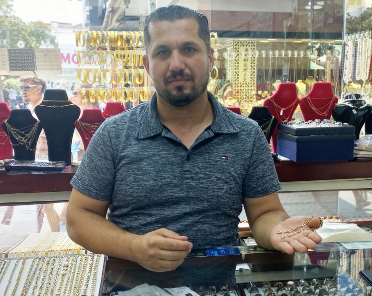 Macaristanlı çiftin altın bileklik hırsızlığı kamerada