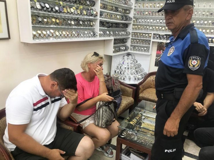 Macaristanlı çiftin altın bileklik hırsızlığı kamerada
